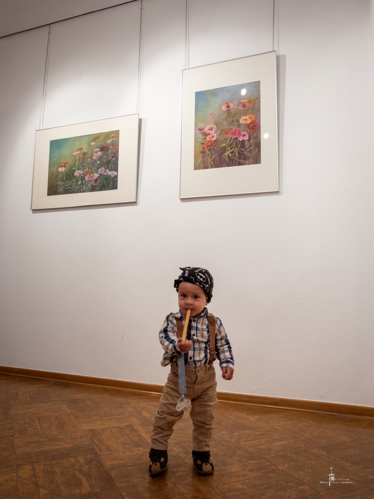 Wernisaż Elżbiety Czyż - uczestnicy podziwiają ekspozycję