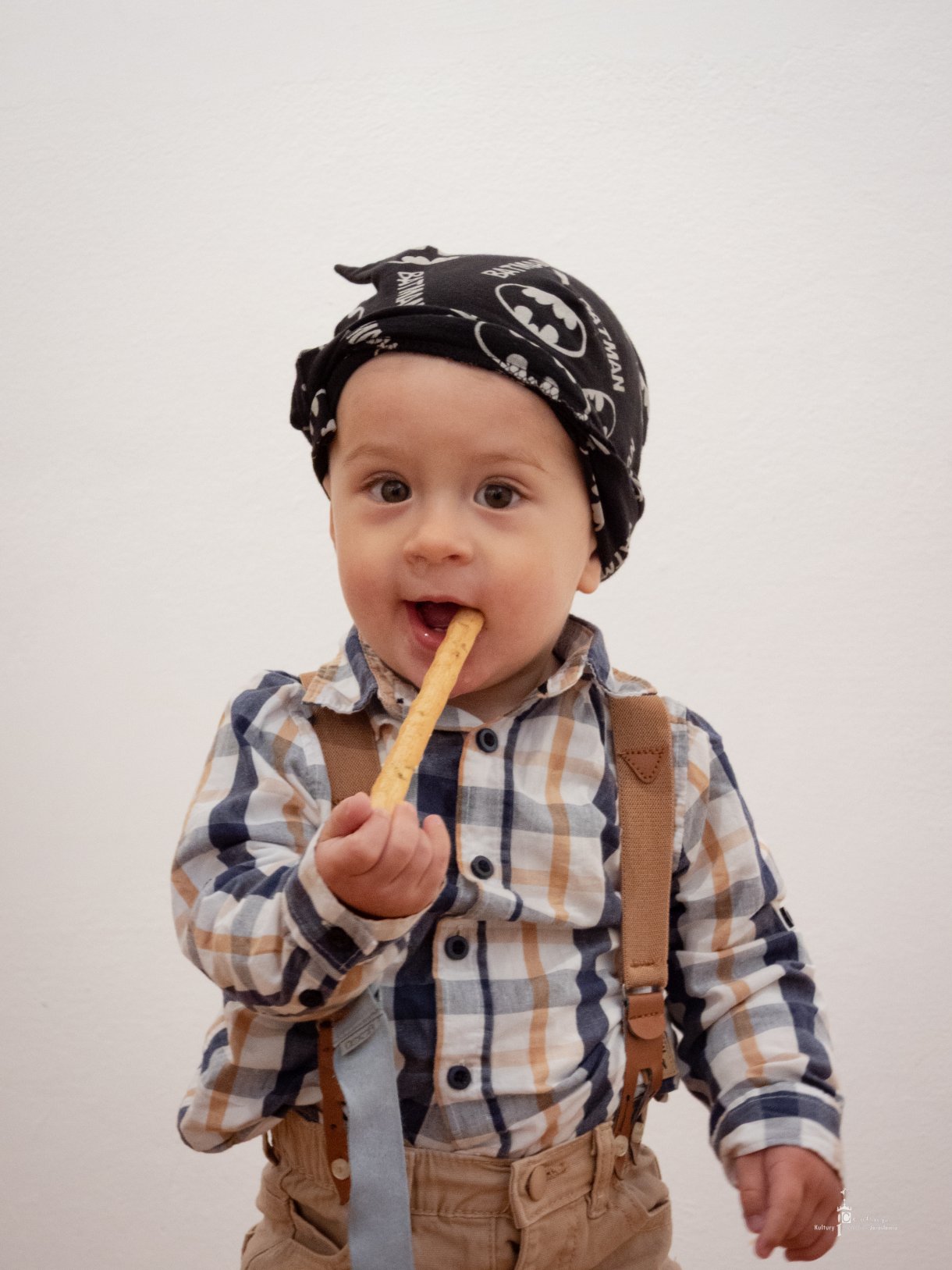 Wernisaż Elżbiety Czyż - uczestnicy podziwiają ekspozycję