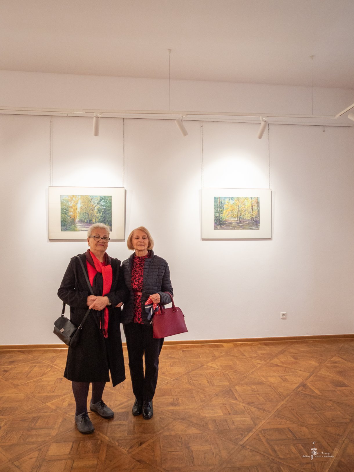 Wernisaż Elżbiety Czyż - uczestnicy podziwiają ekspozycję