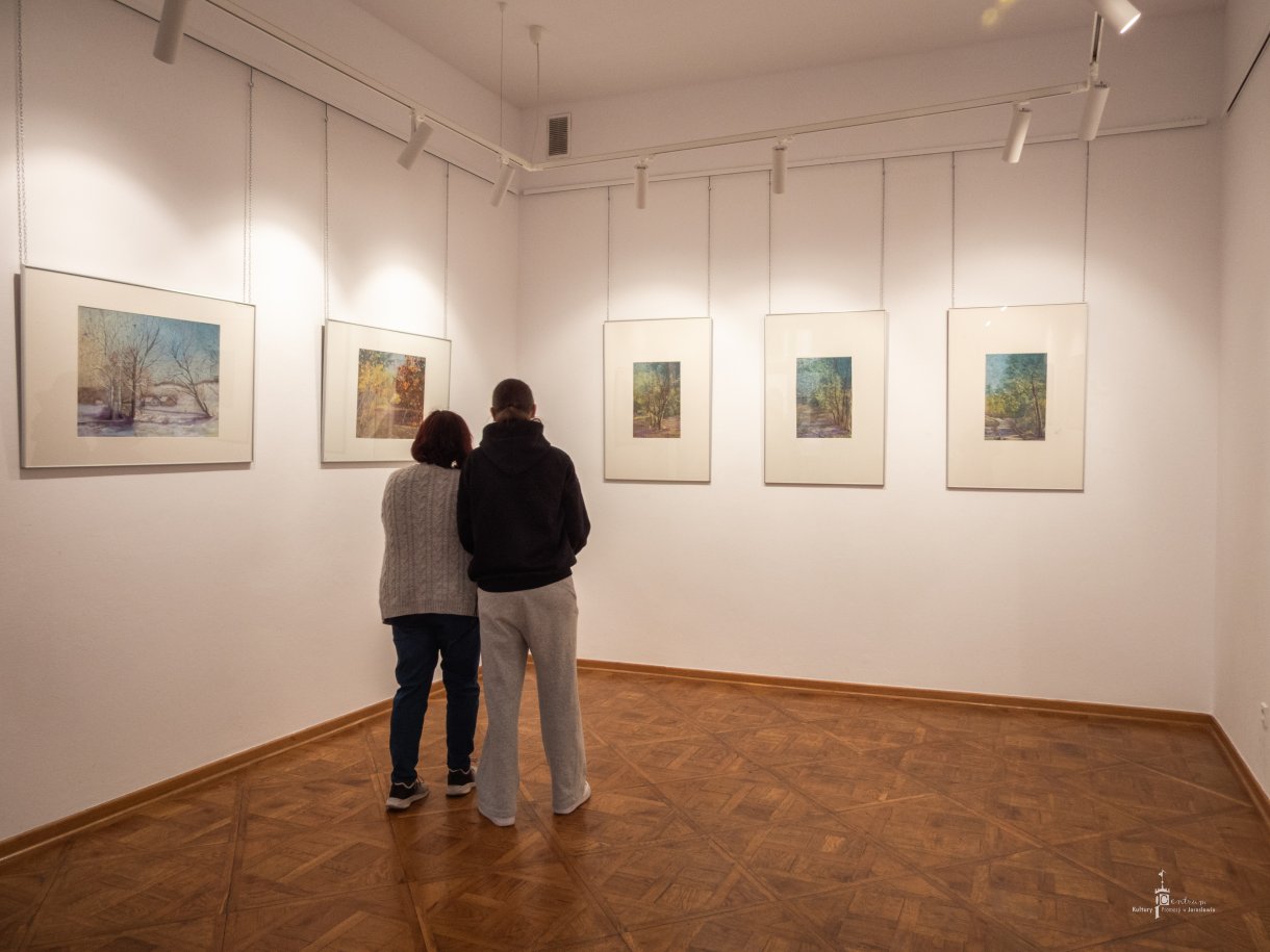 Wernisaż Elżbiety Czyż - uczestnicy podziwiają ekspozycję