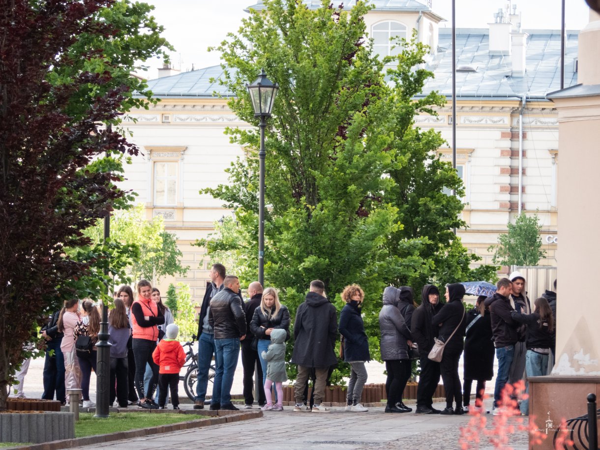 Noc Zwiedzania Rynku - kolejka do ratusza