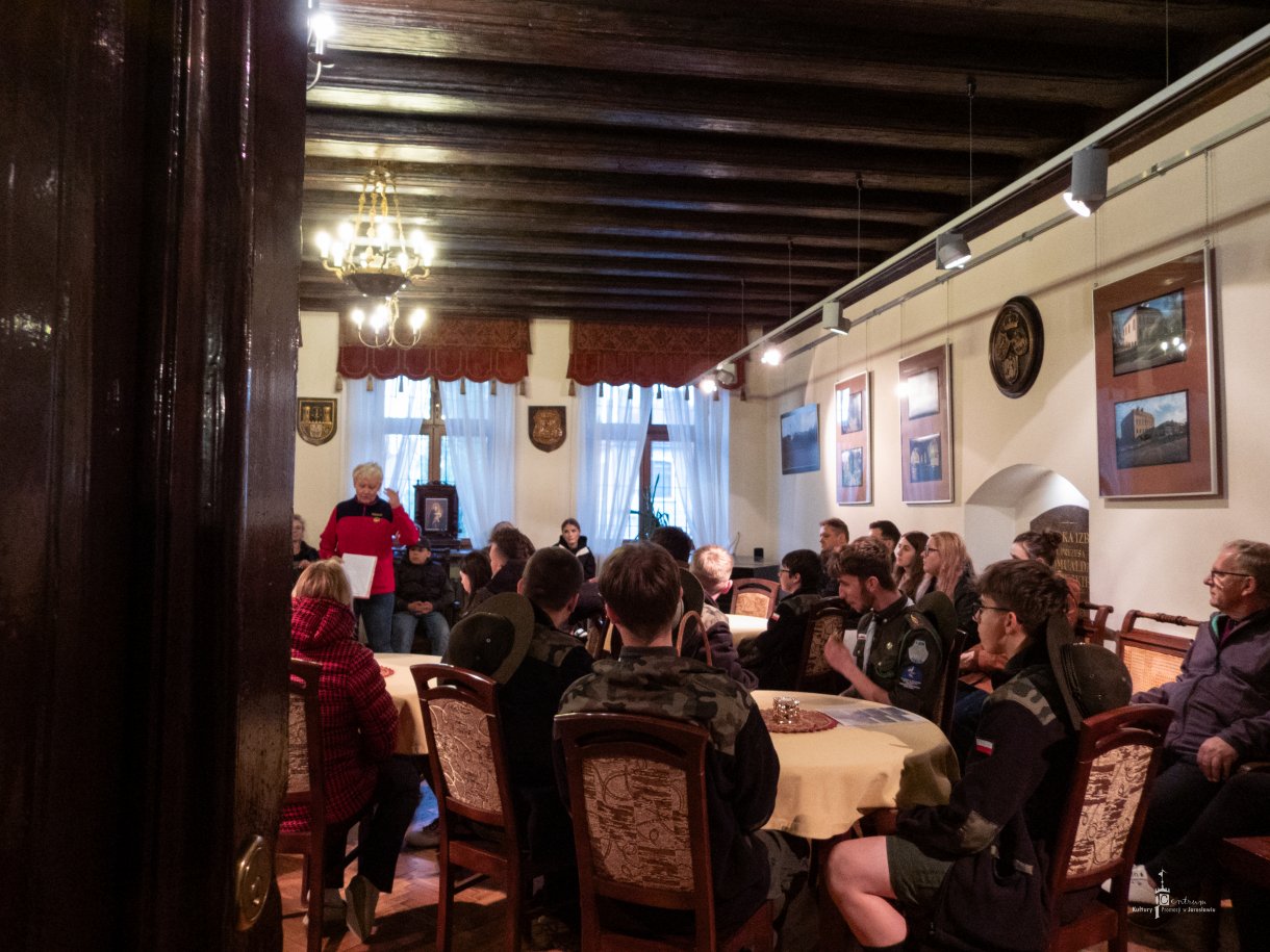 Noc Zwiedzania Rynku - zwiedzanie wielkiej izby w Stowarzyszeniu Miłośników Jarosławia