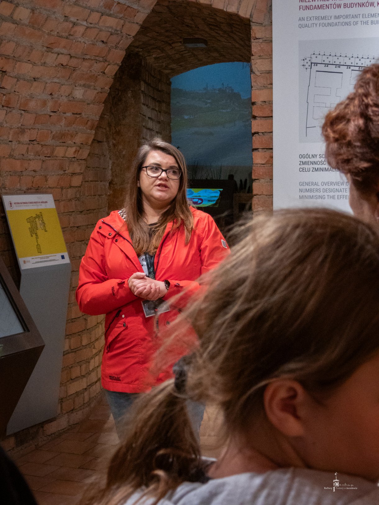 Noc Zwiedzania Rynku - zwiedzanie Podziemnego Przejścia Turystycznego - przewodniczka