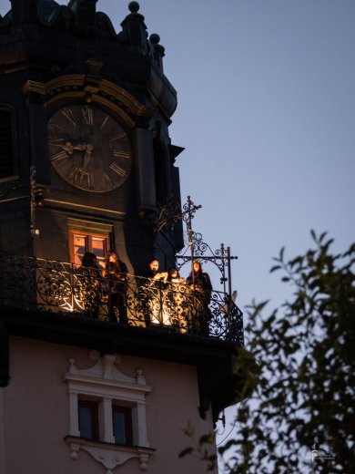 Jarosławska Noc Muzeów i Noc Zwiedzania Rynku – wieczór pełen magii, historii i kultury Noc Zwiedzania Rynku - zwiedzający wieżę zegarową