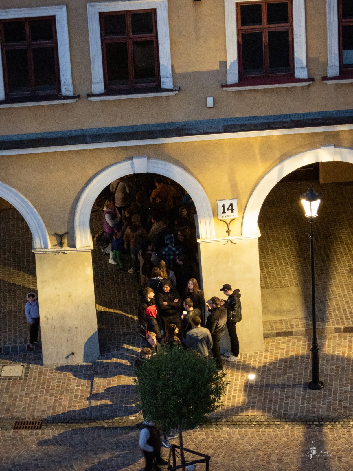 Noc Zwiedzania Rynku - kolejka do zwiedzania Podziemnej Trasy Turystycznej im. Feliksa Zalewskiego w Jarosławiu