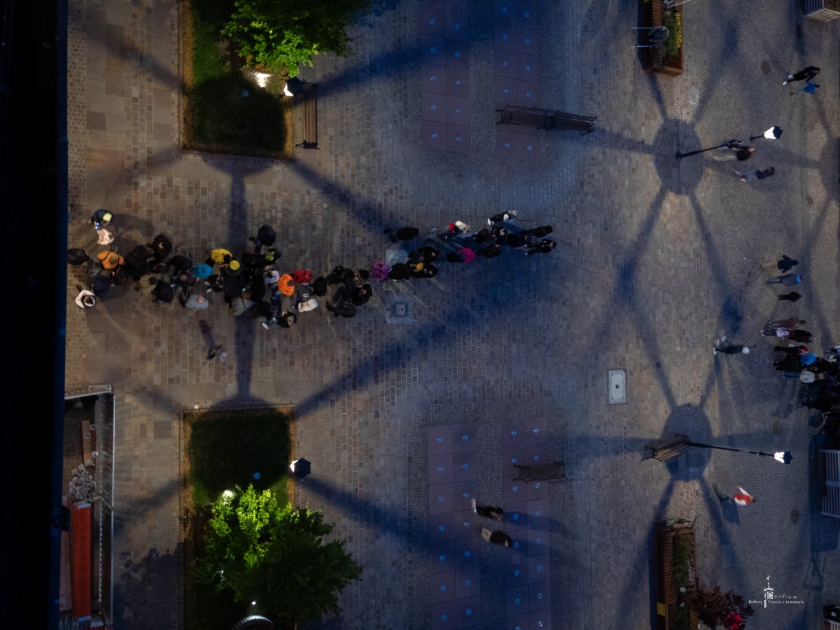 Noc Zwiedzania Rynku - kolejka do zwiedzania Ratusza