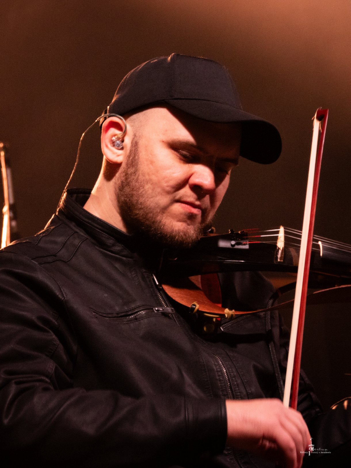 Koncert zespołu RSC podczas Nocy Zwiedzania Rynku - skrzypek