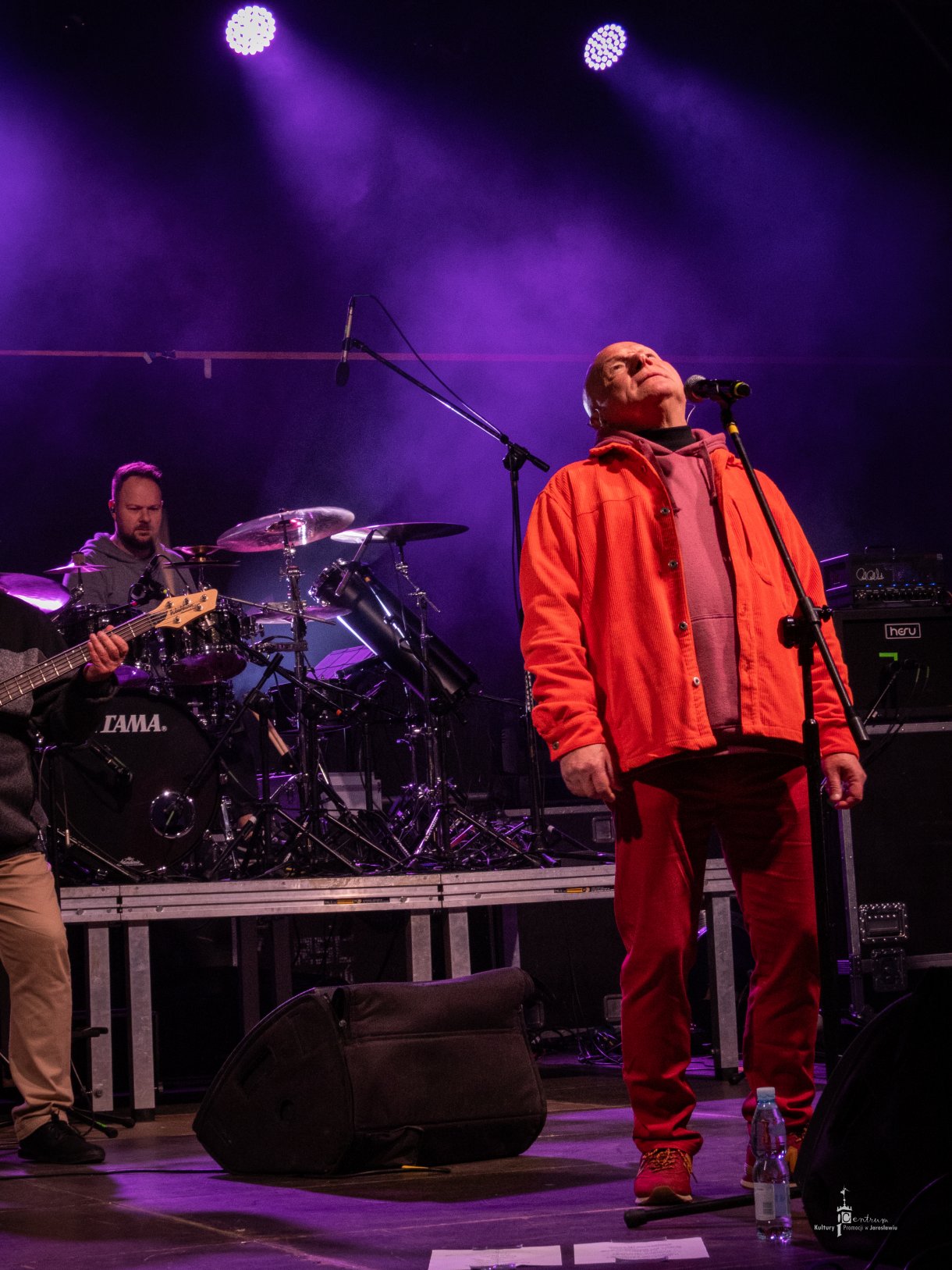 Koncert zespołu RSC podczas Nocy Zwiedzania Rynku - wokalista, w tle perkusista