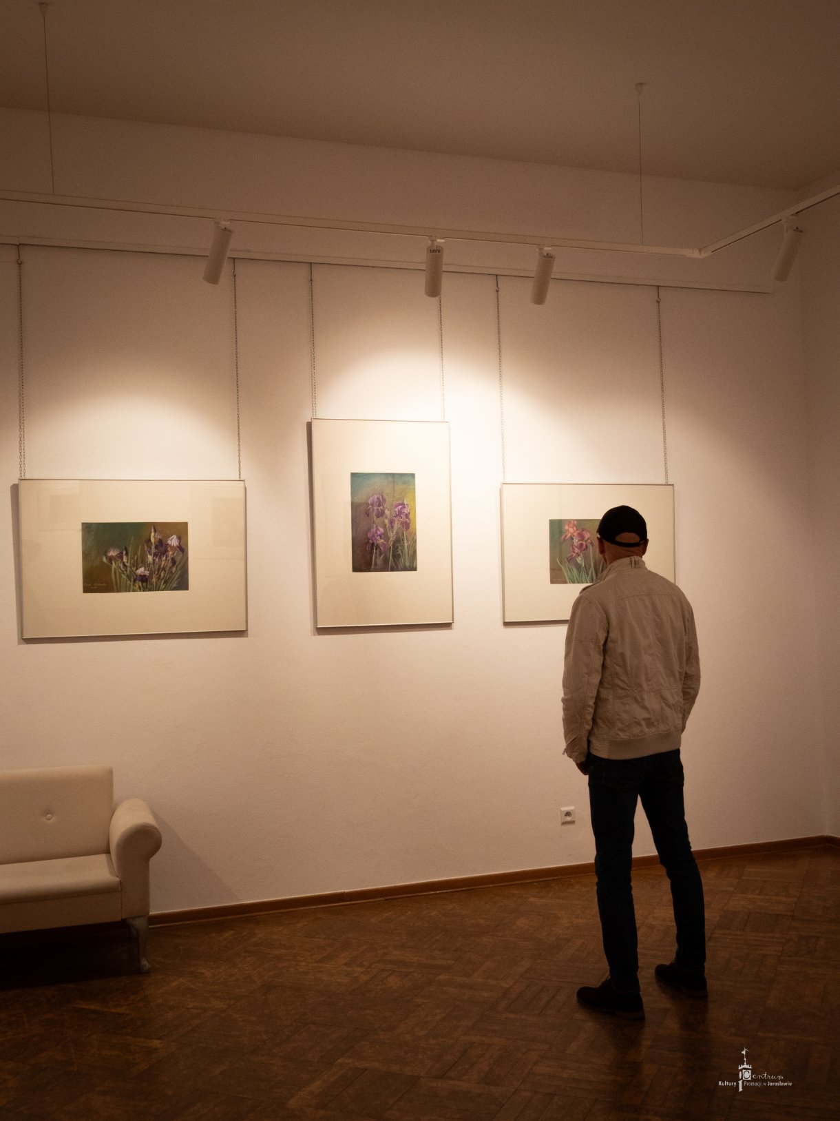 uczestnik Nocy Zwiedzania Rynku oglądają ekspozycję w Galerii Głównej u Attavantich