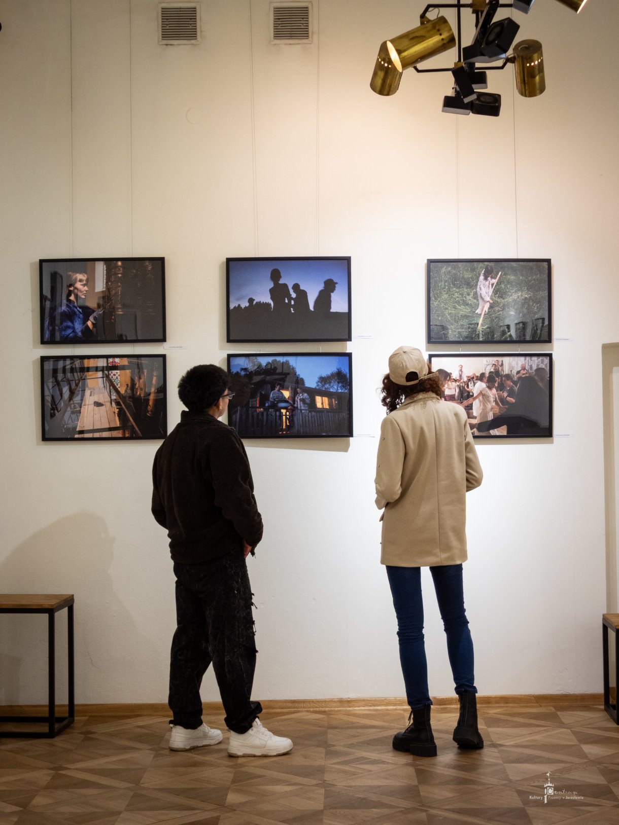 uczestnicy Nocy Zwiedzania Rynku oglądają ekspozycję w Galeria Rynek 6