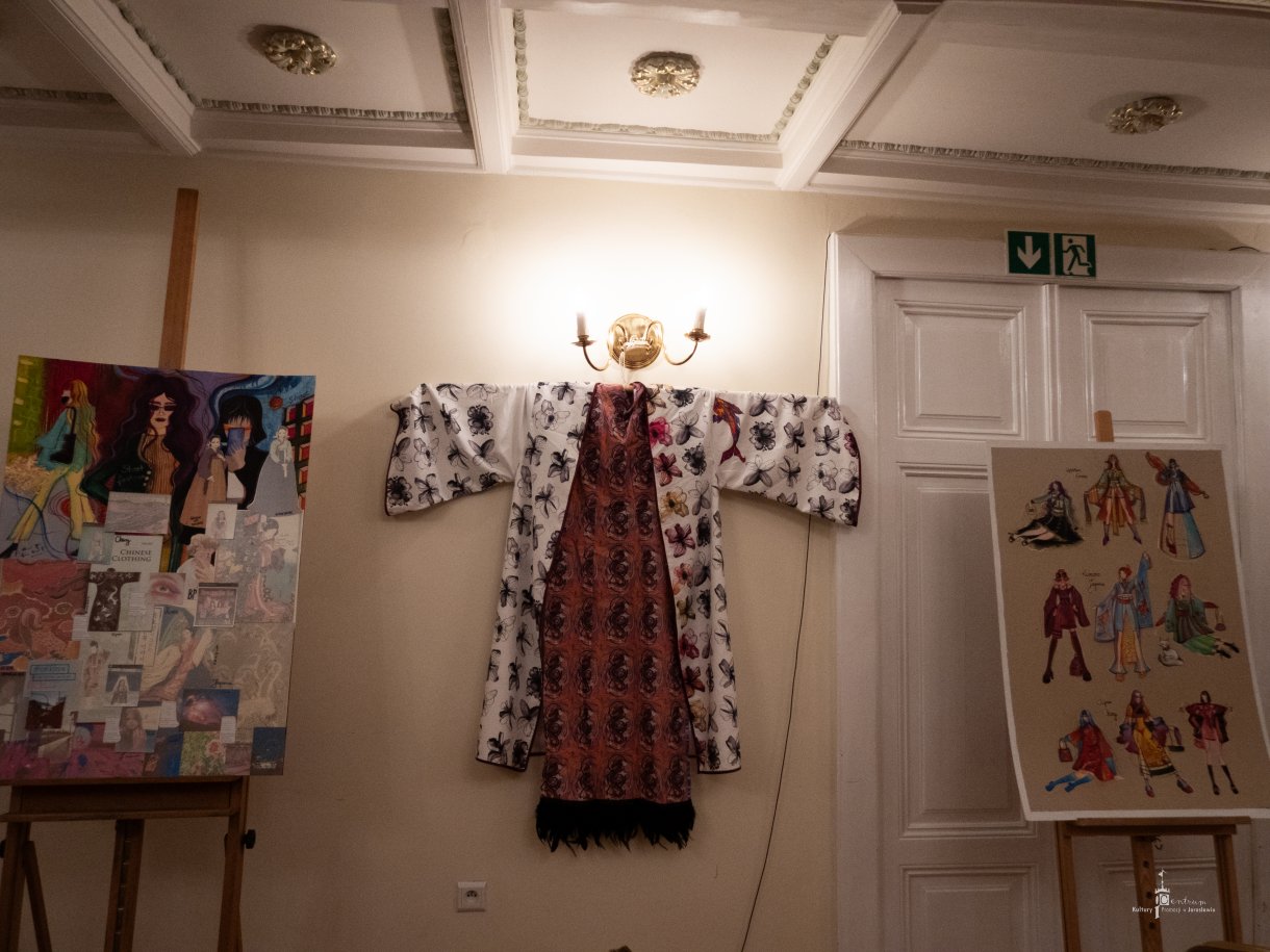 „Zderzenie światów” – prace dyplomowe uczniów PLSP z pracowni Projektowania Ubioru przygotowane pod okiem Anity Żmurko-Sieradzkiej i Anny Kałamarz-Kucz, Sala Lustrzana