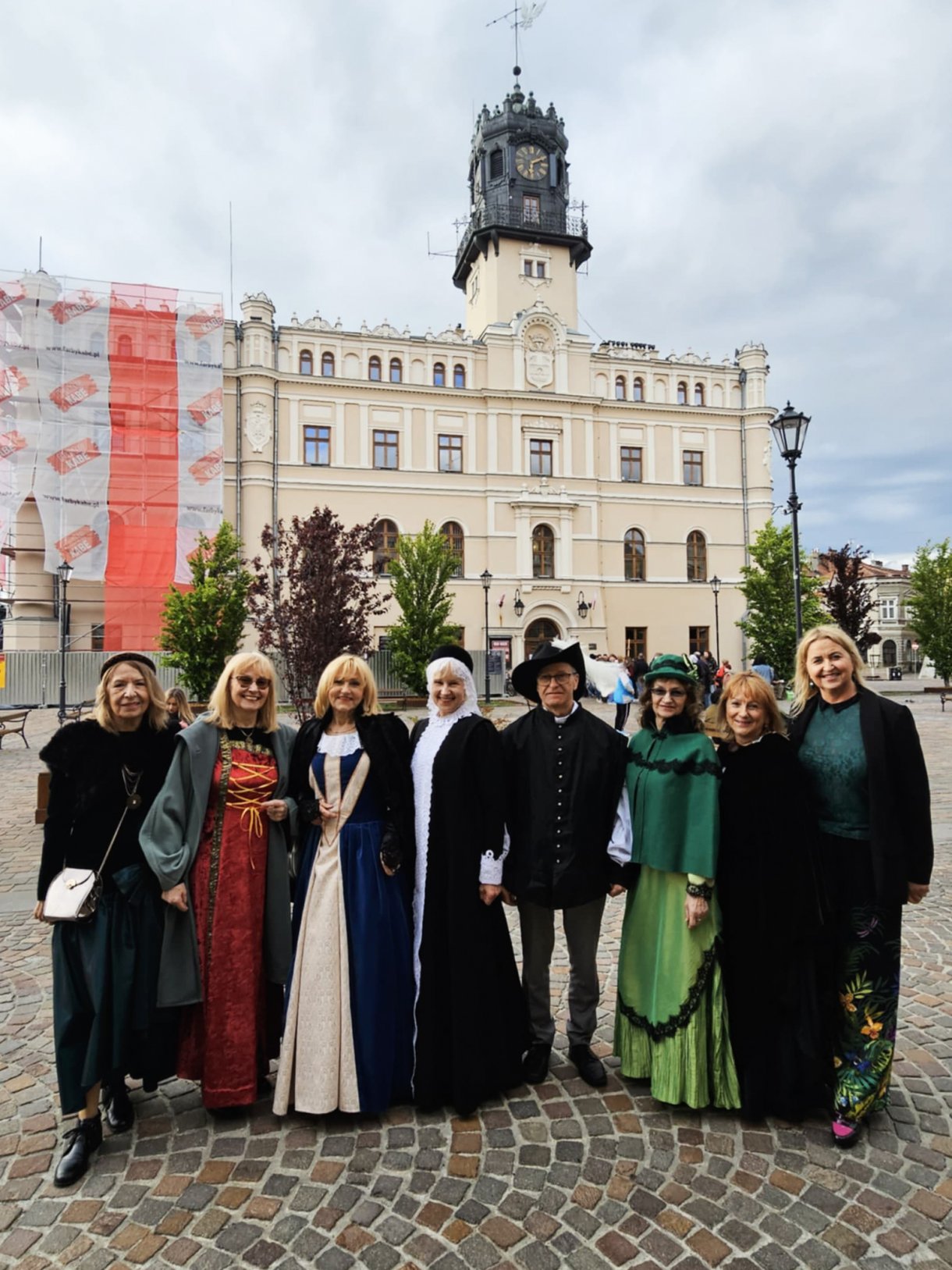 NZR - aktorzy przebrani za dawnych mieszczan, w tle widok jarosławskiego ratusza