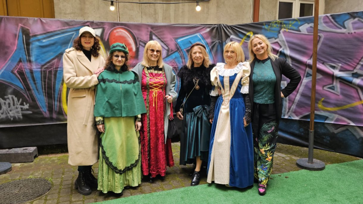 NZR - aktorzy przebrani za dawnych mieszczan na dziedzińcu kamienicy