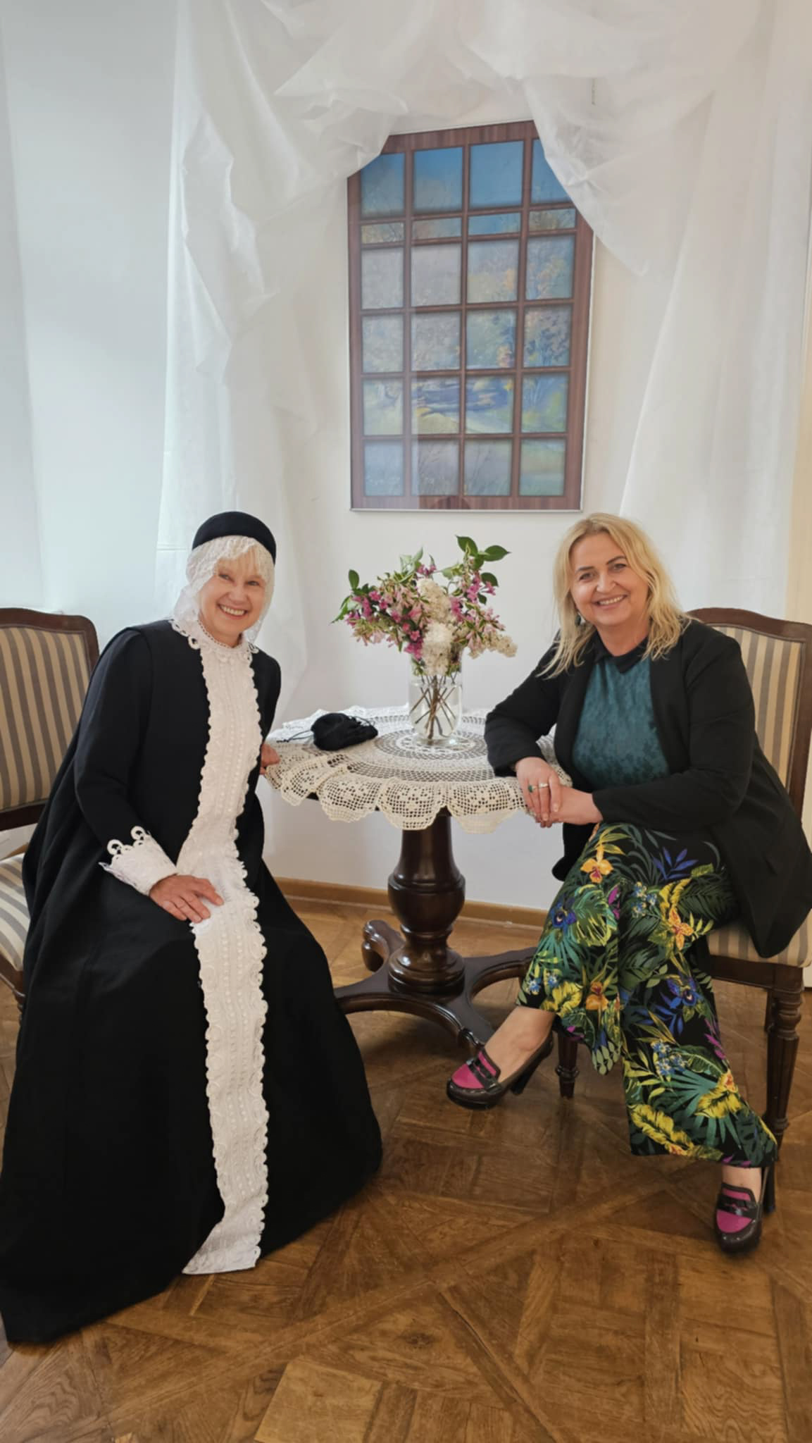 Noc Zwiedzania Rynku - aktorka przebrana za Annę Ostrogską oraz uczestniczka NZR przy dekoracji w Galerii Głównej u Attavantich