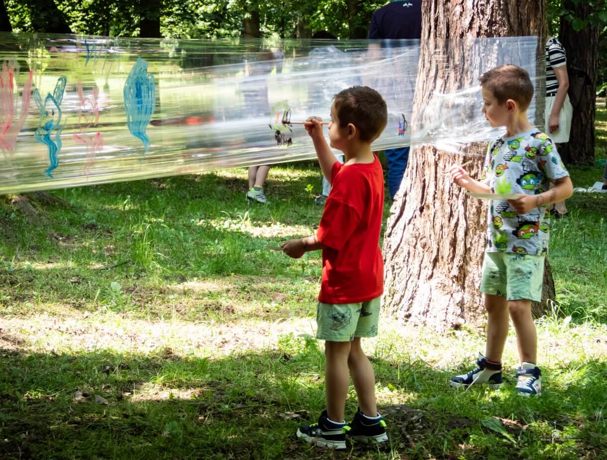 Dzień dziecka w parku miejskim - malowanie na streczu