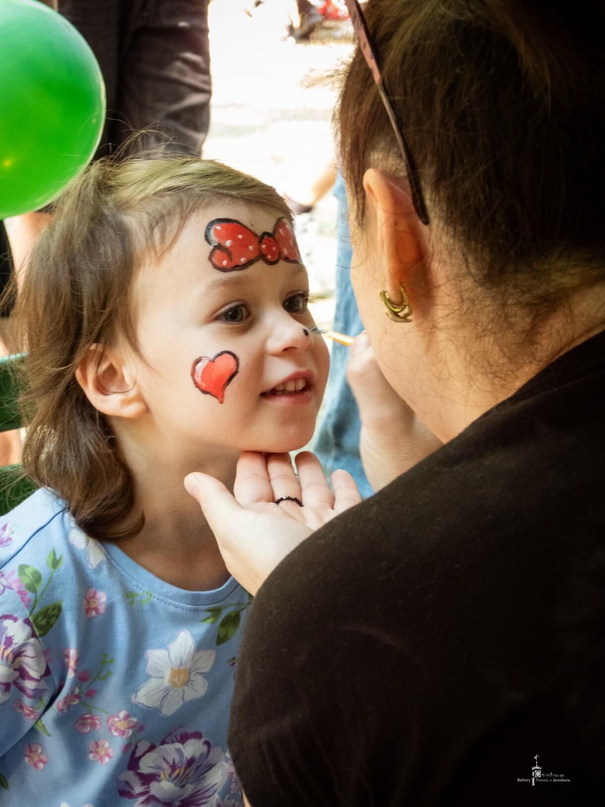Dzień dziecka w parku miejskim - malowanie buziek