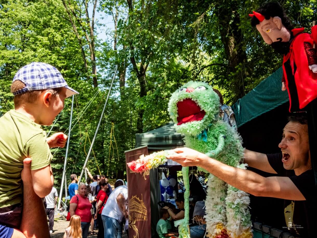 Dzień dziecka w parku miejskim - spotkanie z kukiełkami