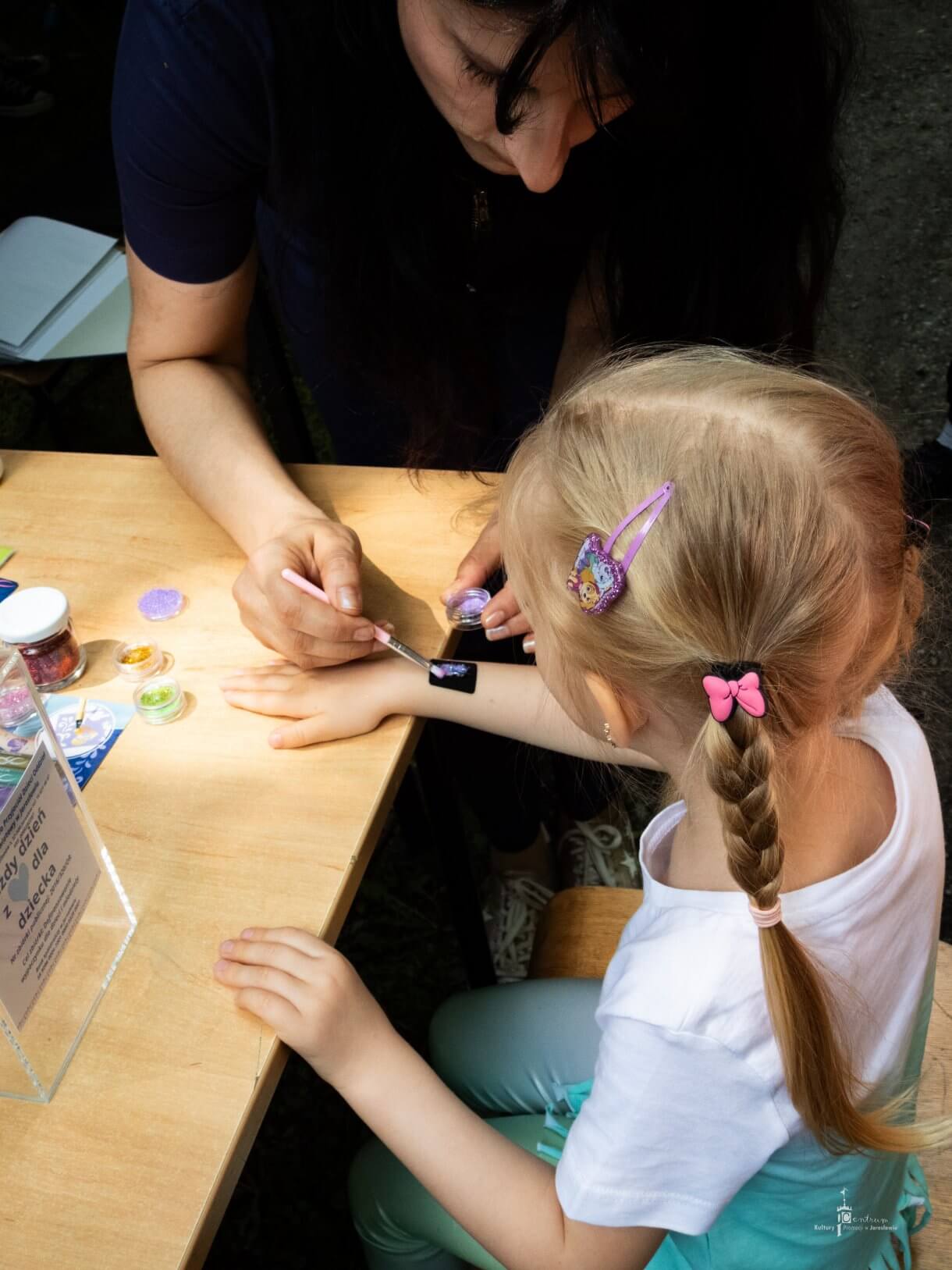 Dzień dziecka w parku miejskim - brokatowe tatuaże