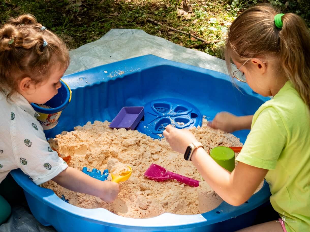 Dzień dziecka w parku miejskim - zabawa w piasku