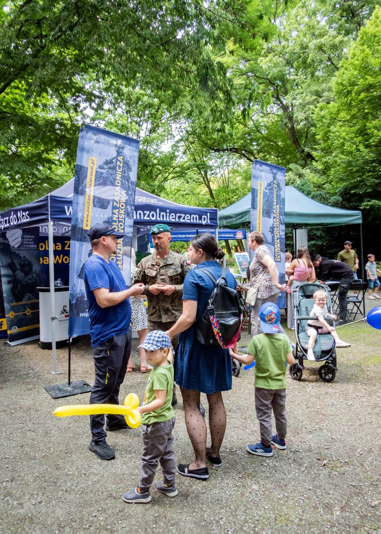 Dzień dziecka w parku miejskim - stoiska animacyjne