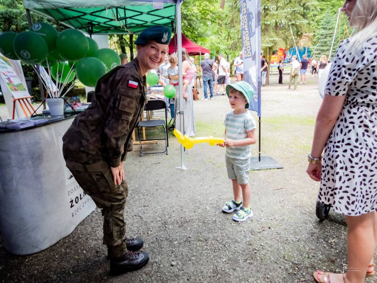 Dzień dziecka w parku miejskim - stoiska animacyjne