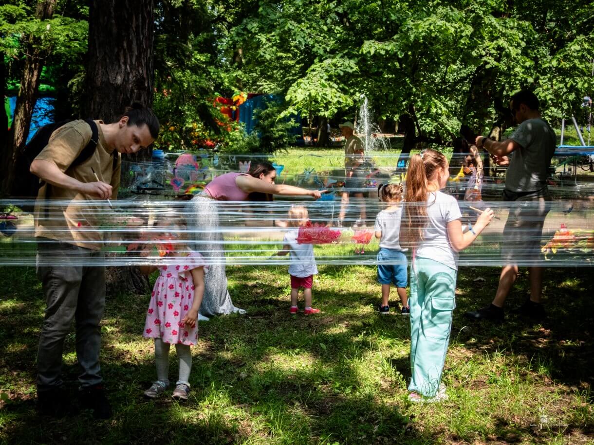 Dzień dziecka w parku miejskim - malowanie na streczu