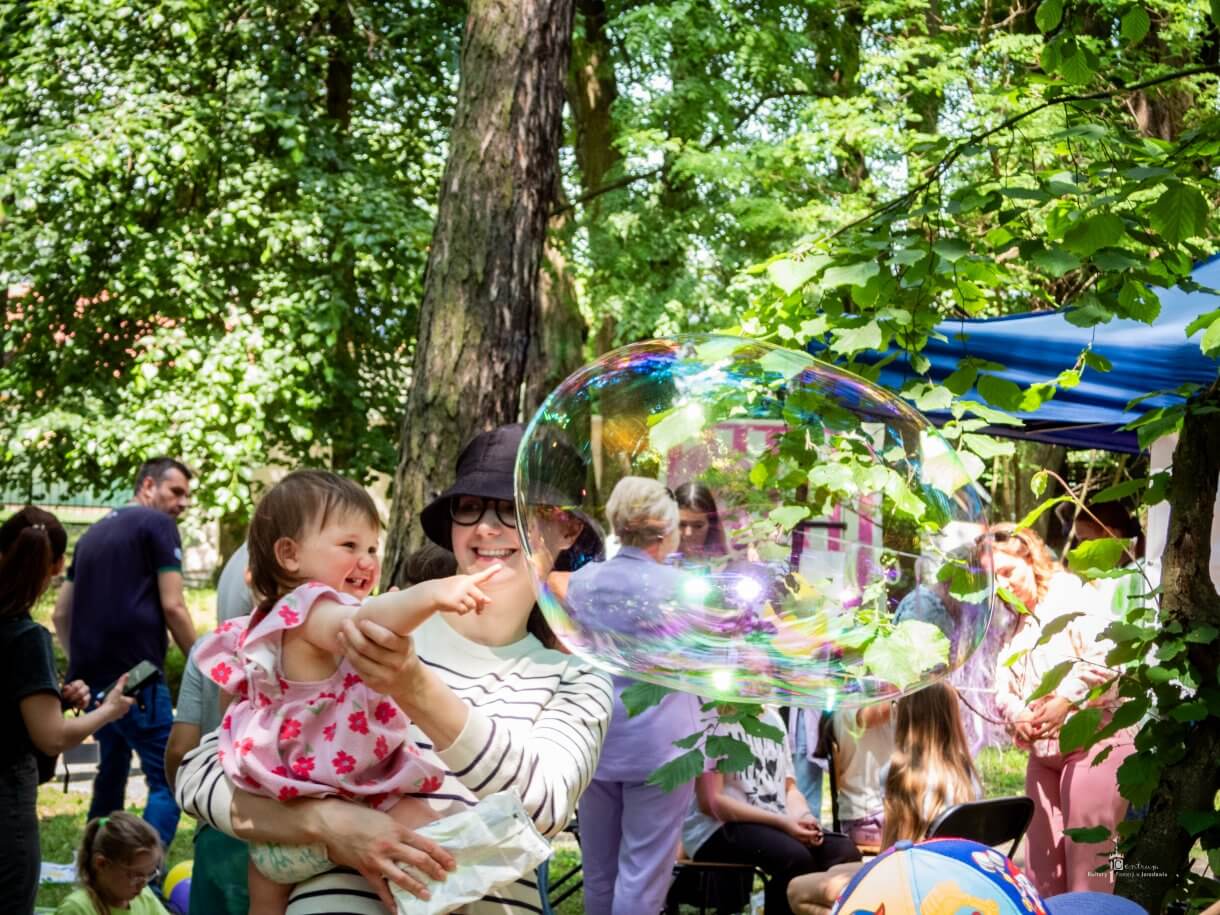 Dzień dziecka w parku miejskim - zabawa z bańkami mydlanymi