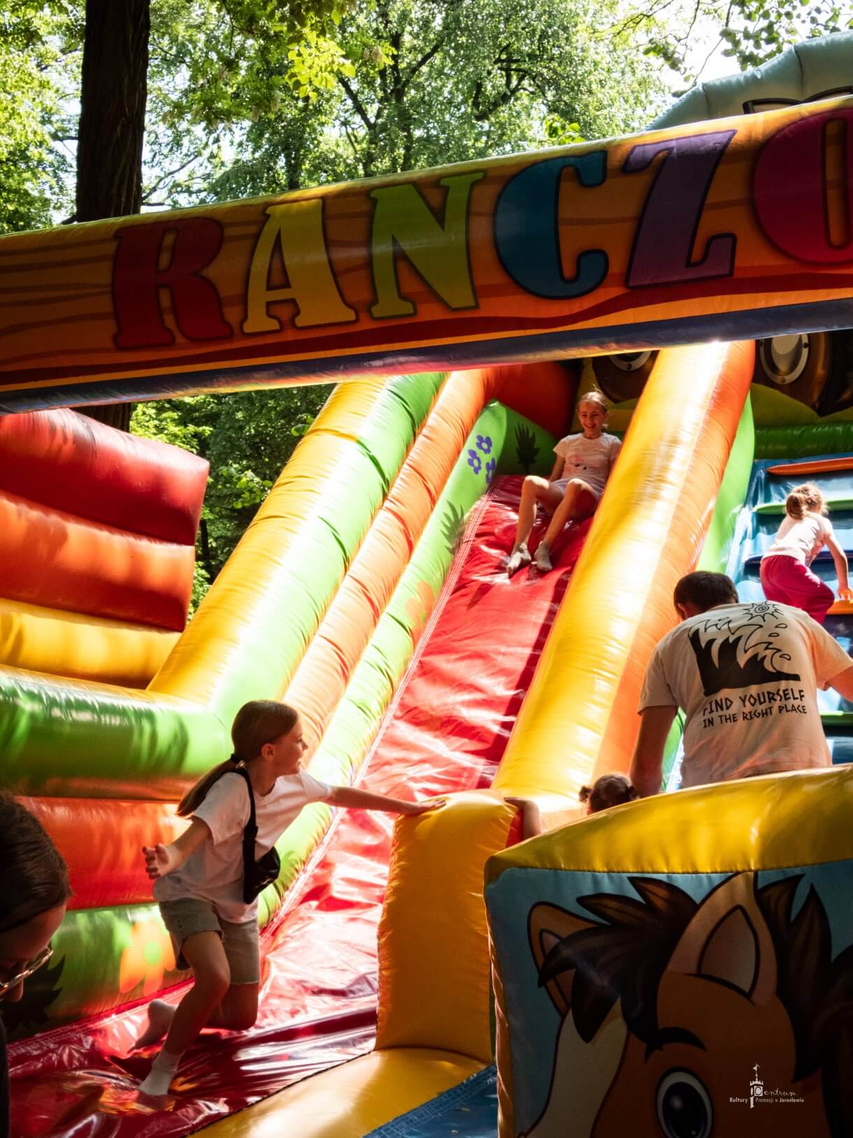 Dzień dziecka w parku miejskim - dmuchańce