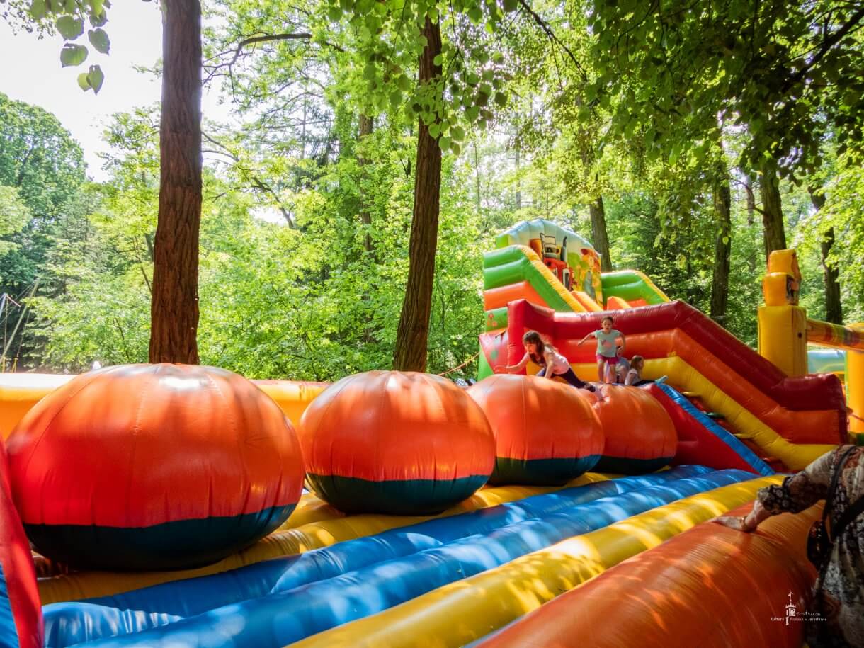 Dzień dziecka w parku miejskim - dmuchańce