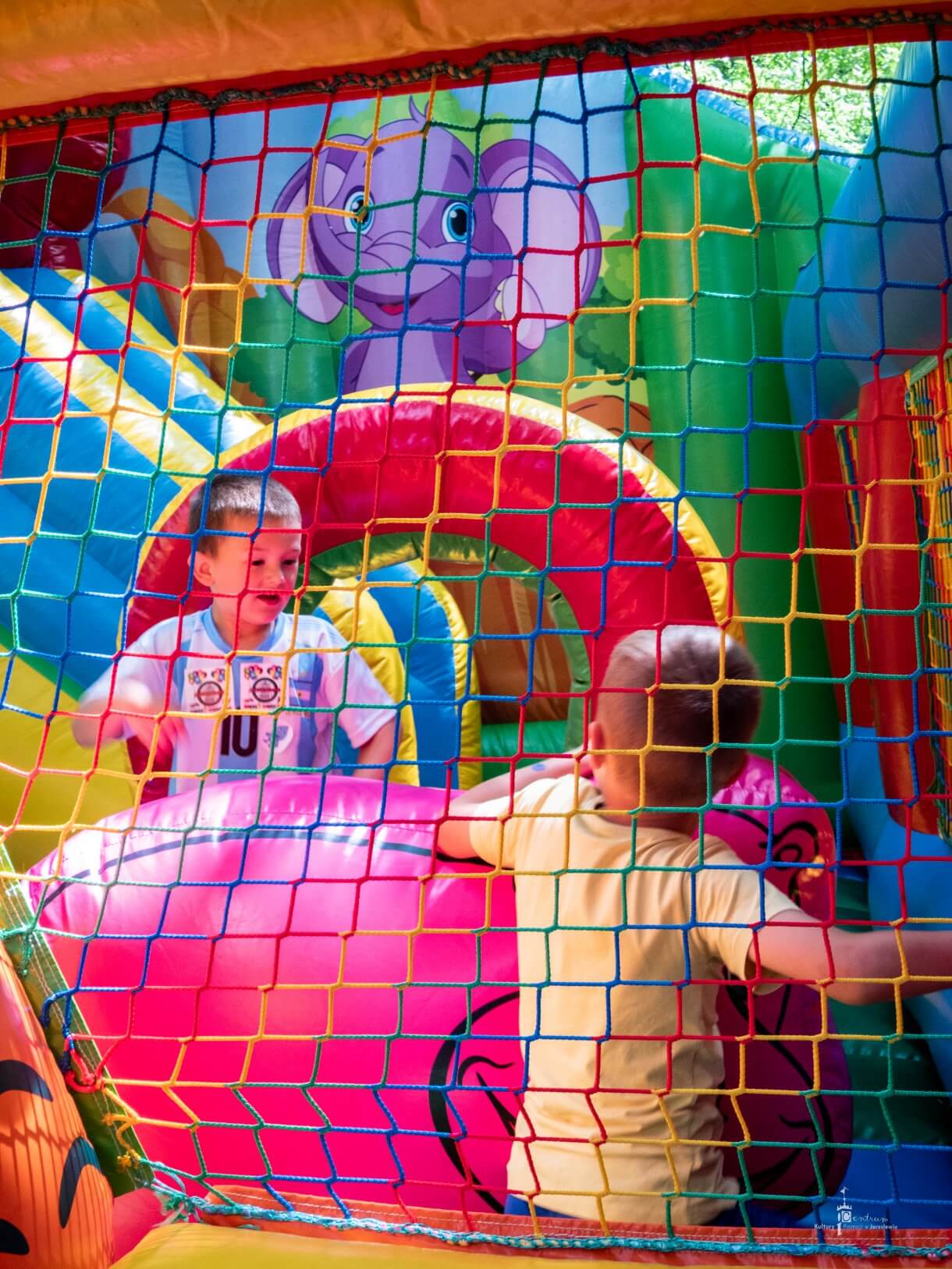 Dzień dziecka w parku miejskim - dmuchańce