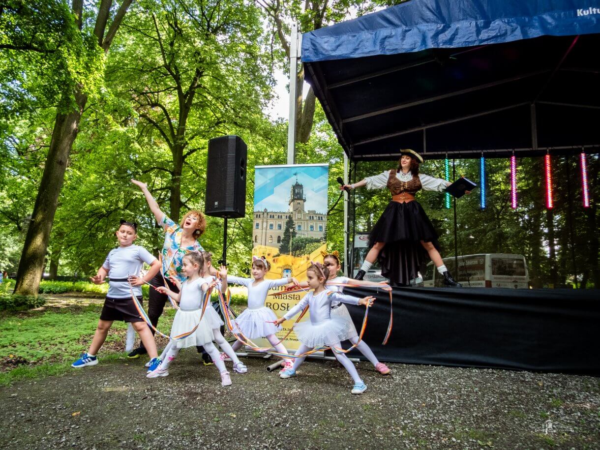 Dzień dziecka w parku miejskim - pokaz tańca