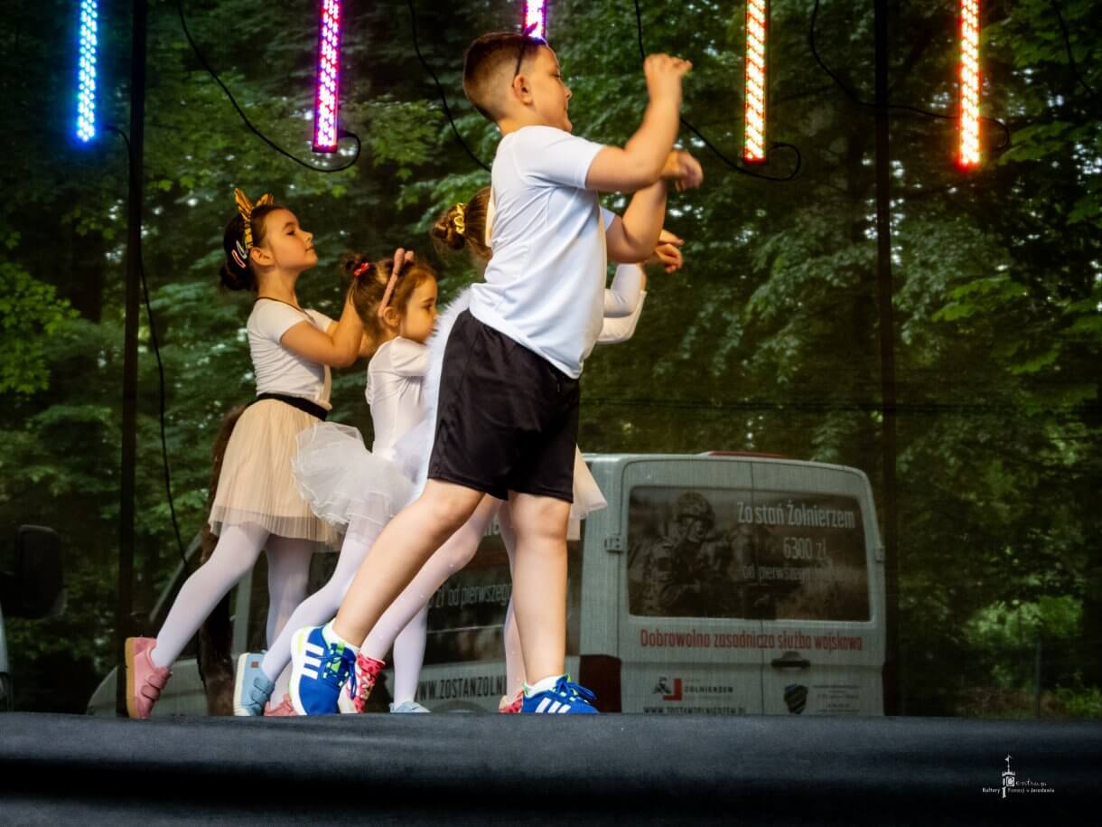 Dzień dziecka w parku miejskim - pokaz tańca