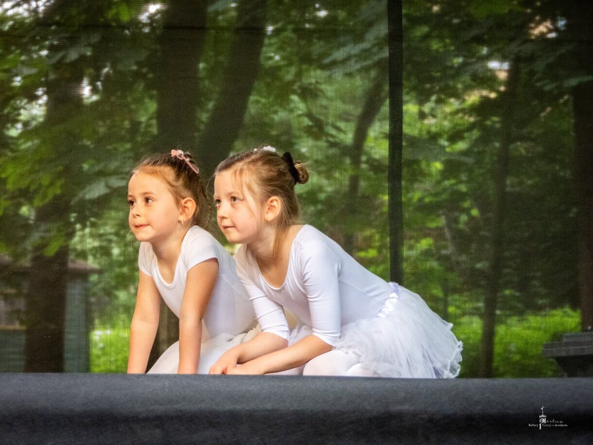 Dzień dziecka w parku miejskim - pokaz tańca