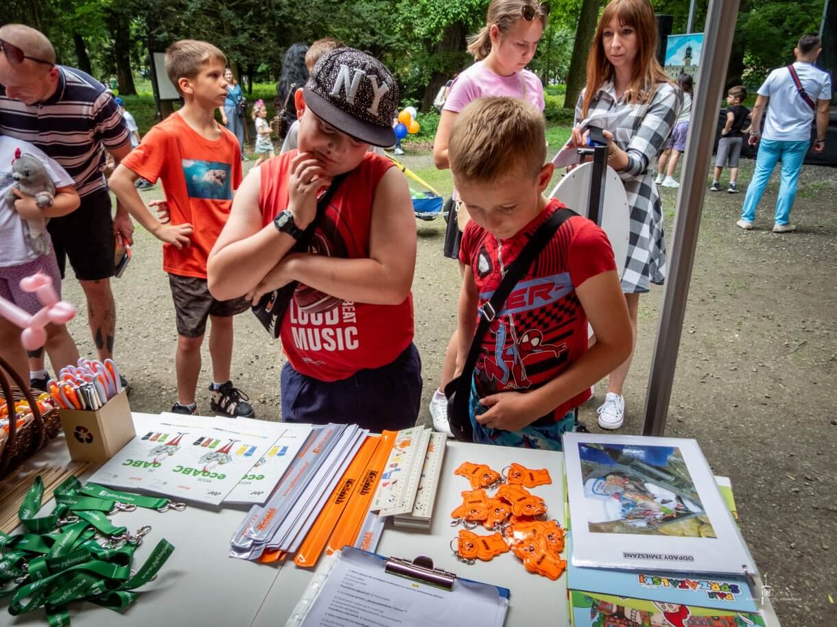 Dzień dziecka w parku miejskim - stoiska animacyjne