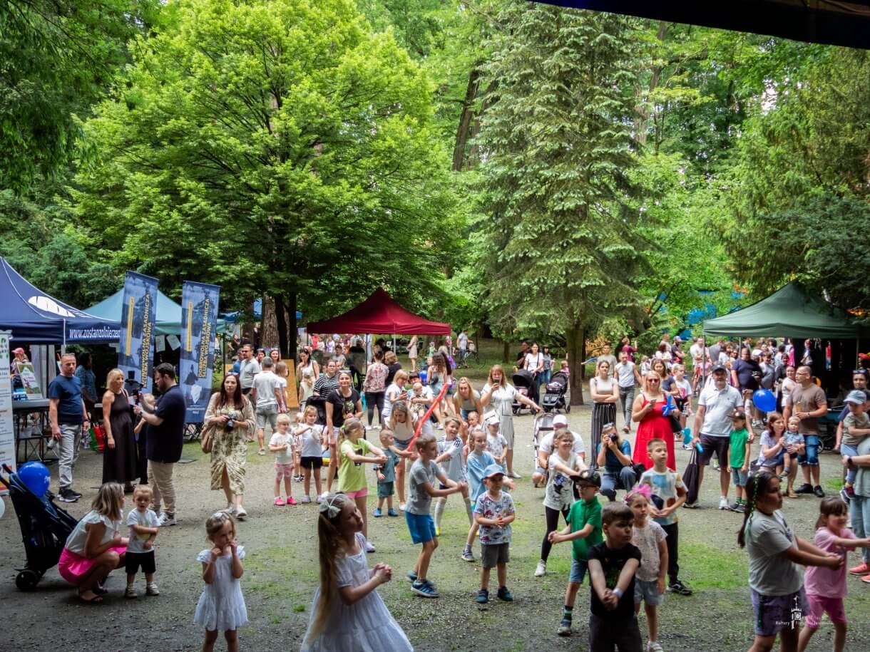 Dzień dziecka w parku miejskim - uczestnicy zabawy