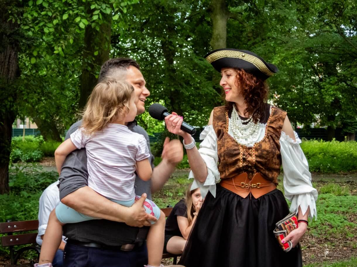 Dzień dziecka w parku miejskim - prowadząca wydarzenie z Burmistrzem Miasta Jarosławia