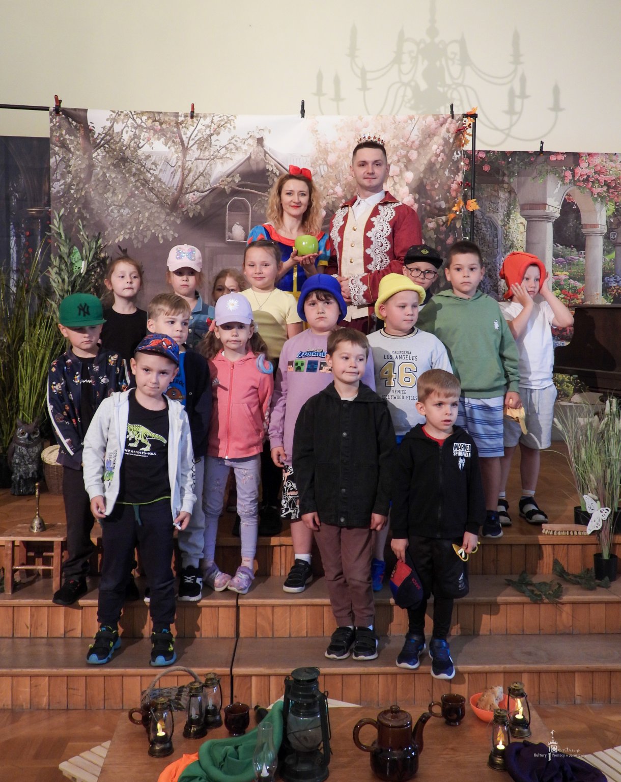 pamiątkowe zdjęcie grupy przedszkolnej z aktorami spektaklu 