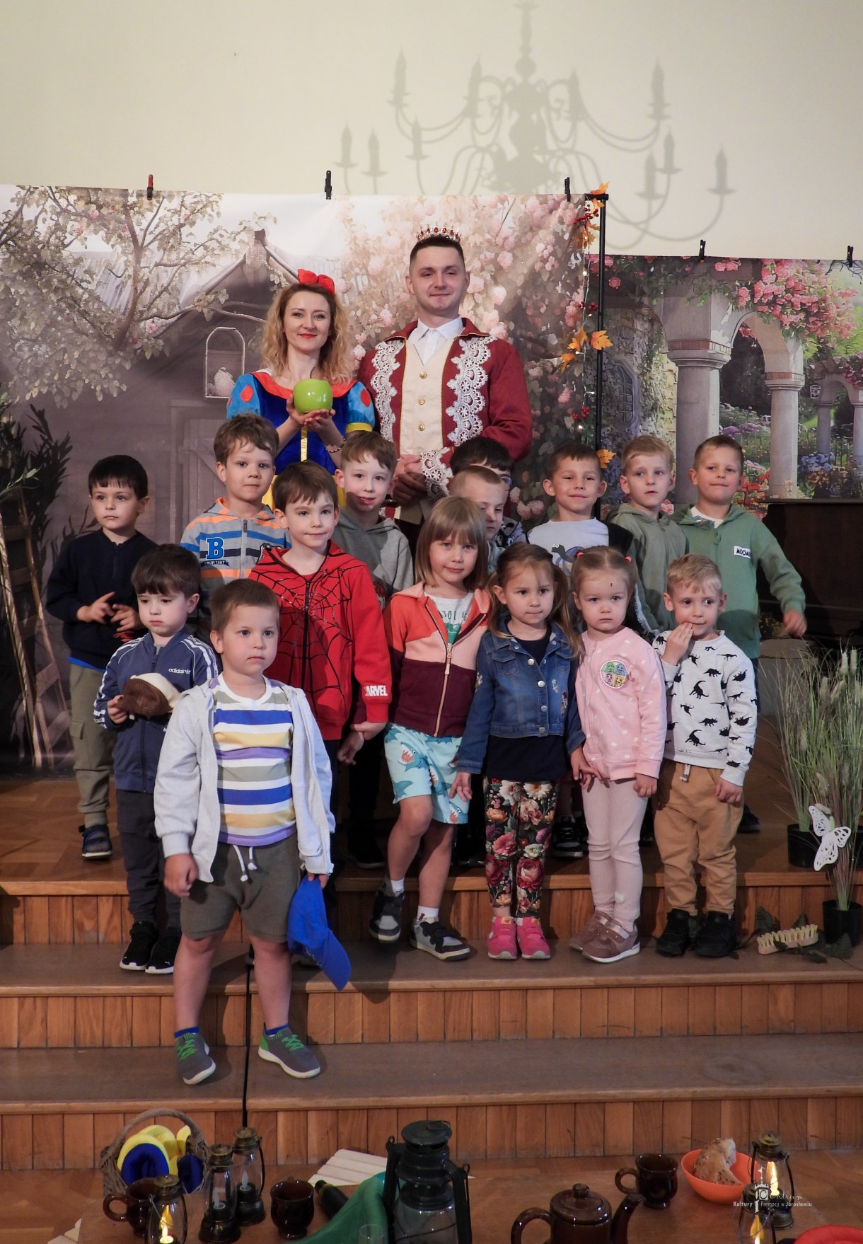 pamiątkowe zdjęcie grupy przedszkolnej z aktorami spektaklu 