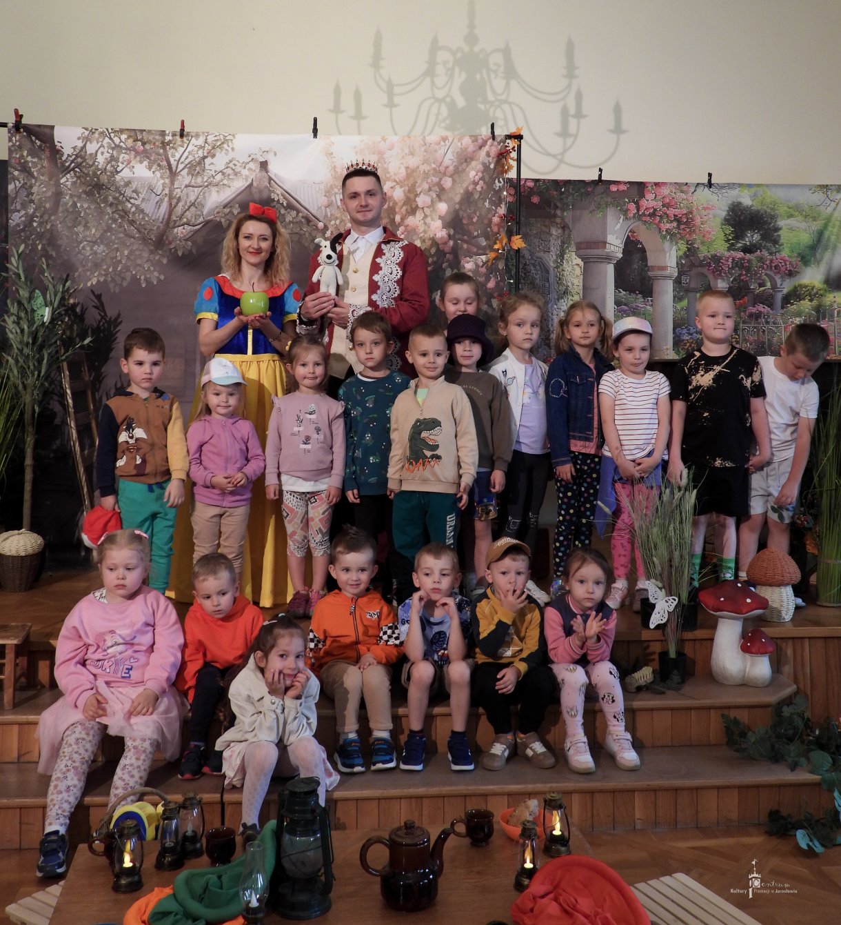 pamiątkowe zdjęcie grupy przedszkolnej z aktorami spektaklu 