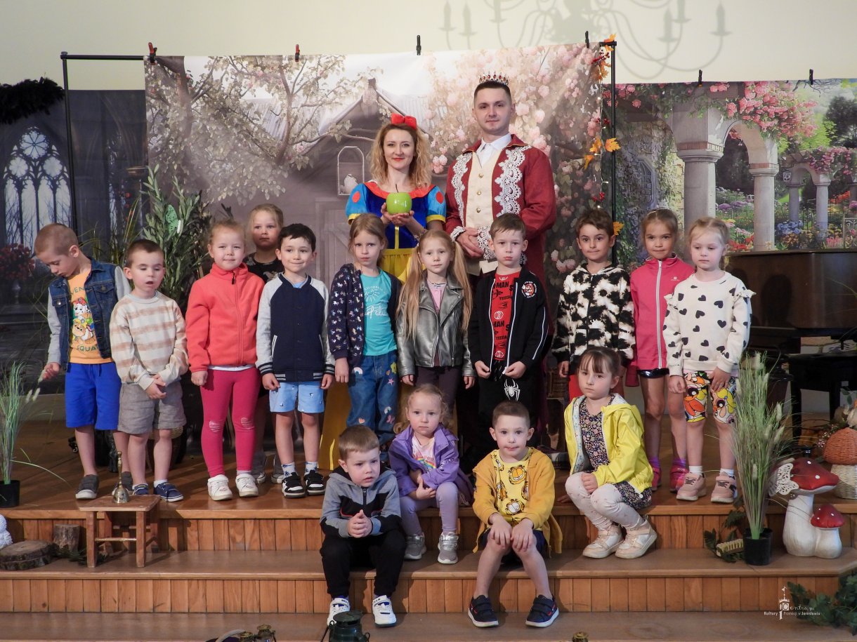 pamiątkowe zdjęcie grupy przedszkolnej z aktorami spektaklu 