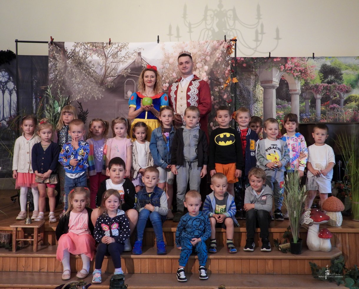 pamiątkowe zdjęcie grupy przedszkolnej z aktorami spektaklu 