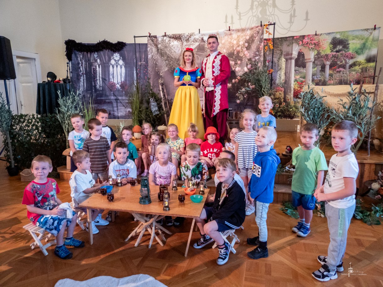 pamiątkowe zdjęcie grupy przedszkolnej z aktorami spektaklu 