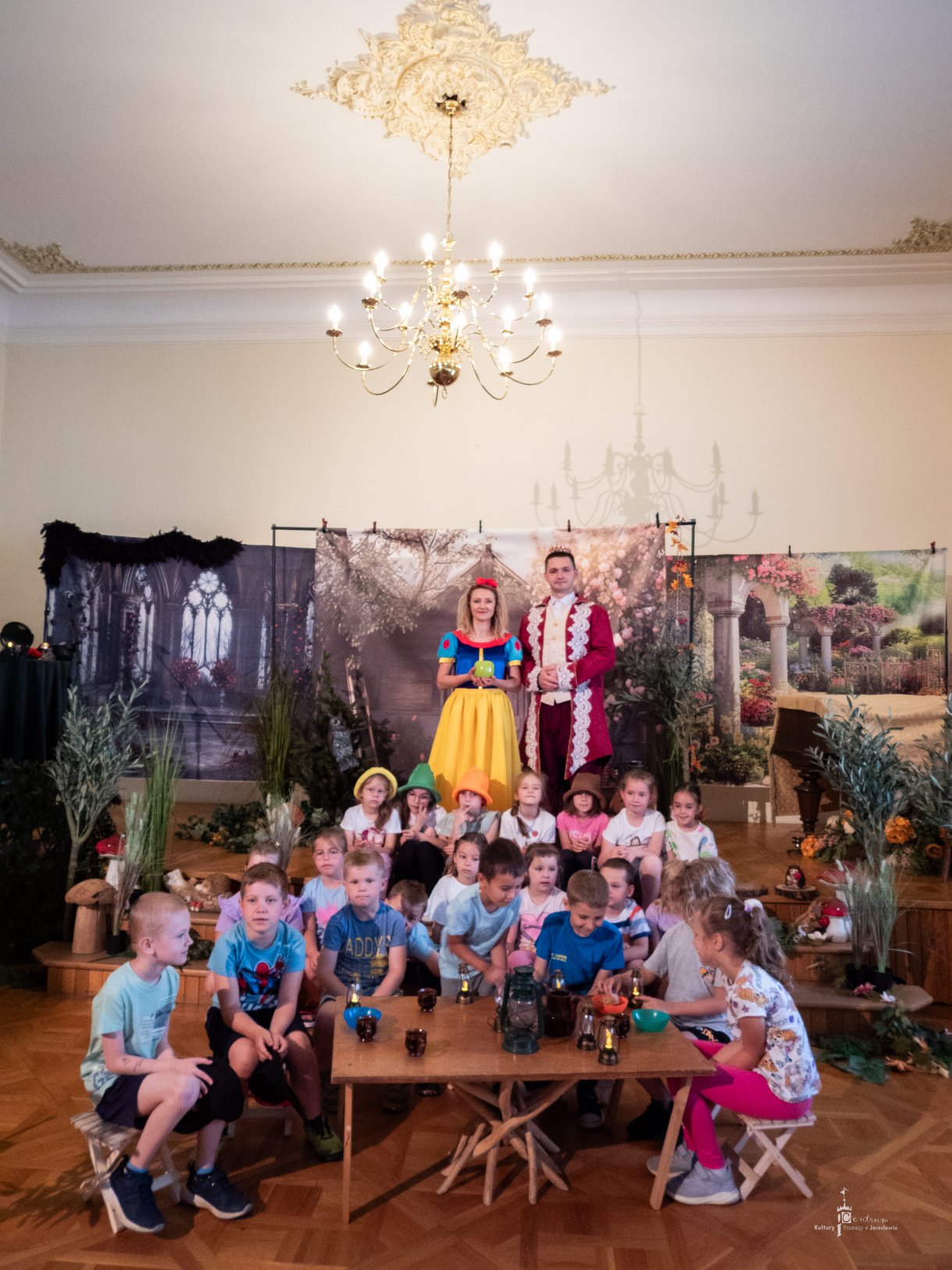 pamiątkowe zdjęcie grupy przedszkolnej z aktorami spektaklu 