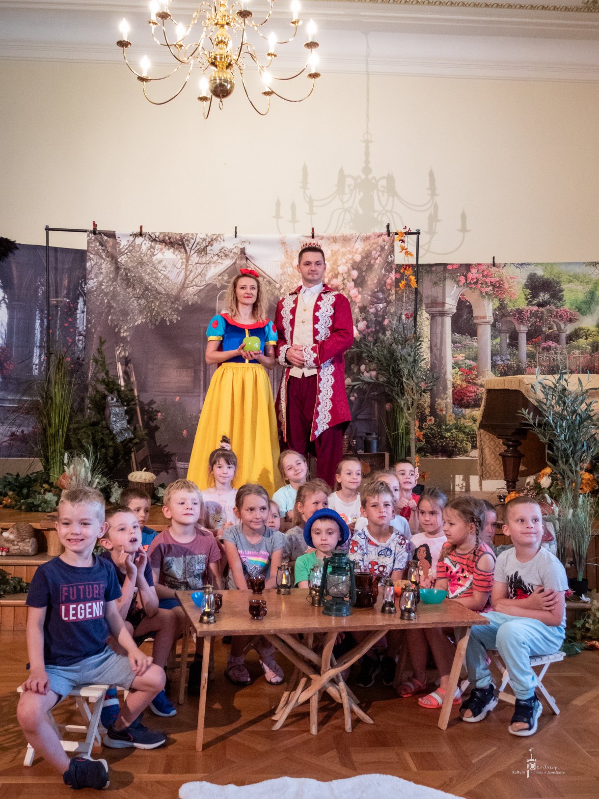 pamiątkowe zdjęcie grupy przedszkolnej z aktorami spektaklu 