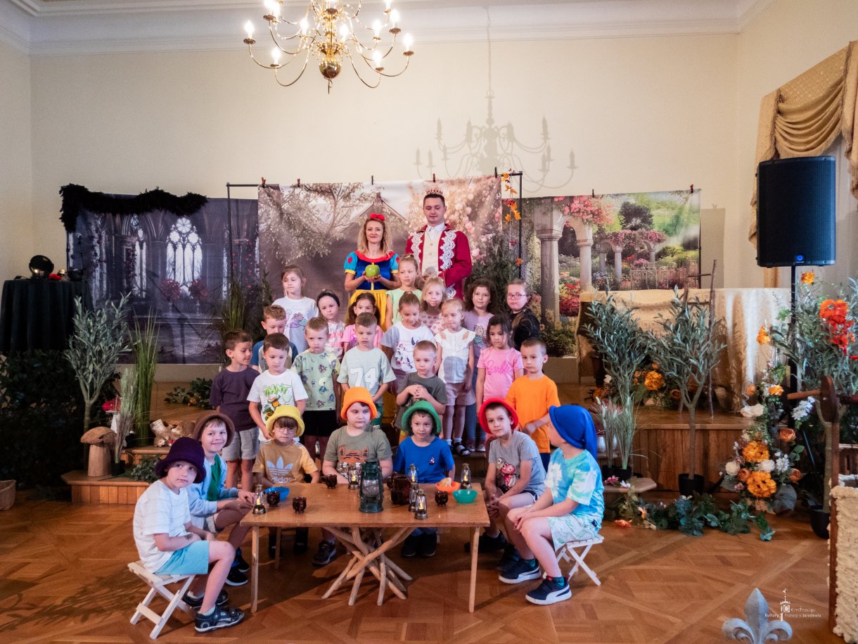 pamiątkowe zdjęcie grupy przedszkolnej z aktorami spektaklu 