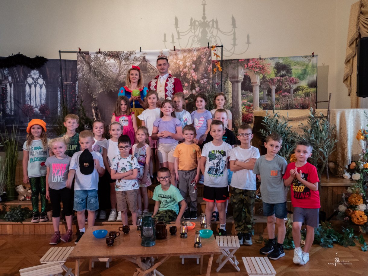 pamiątkowe zdjęcie grupy przedszkolnej z aktorami spektaklu 