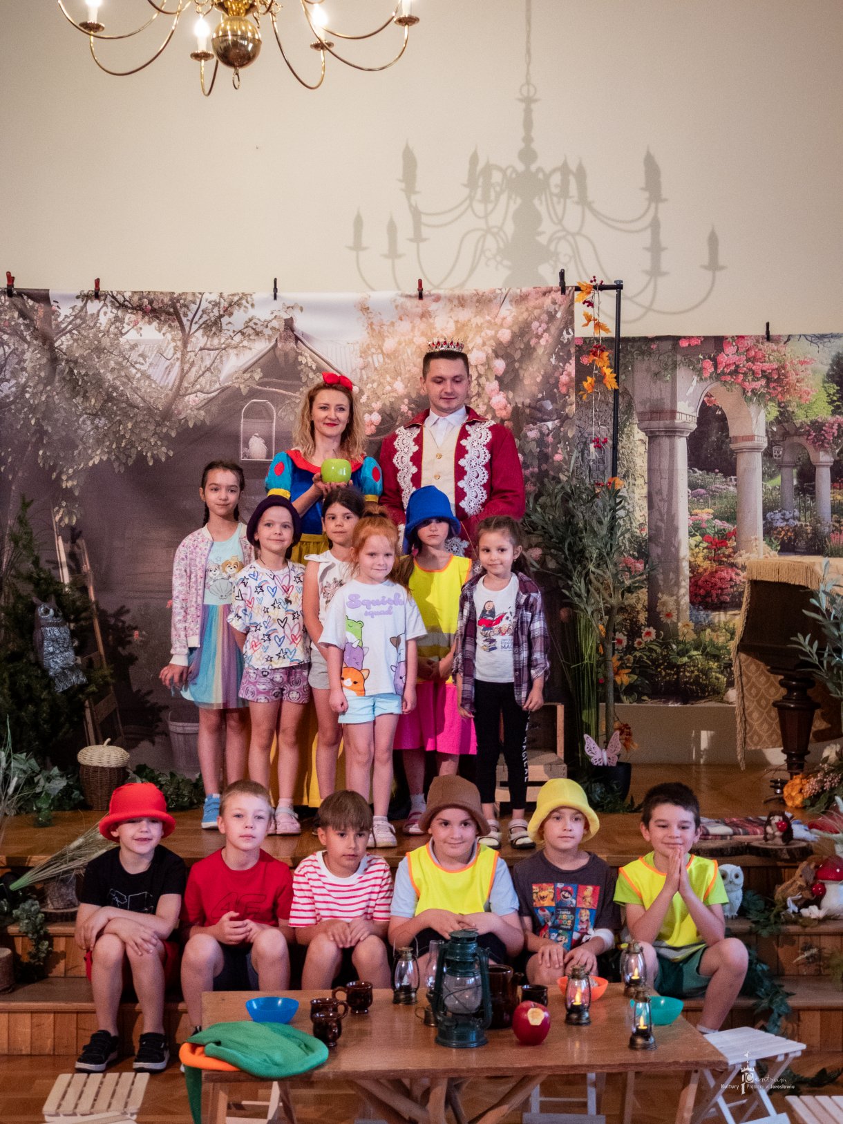 pamiątkowe zdjęcie grupy przedszkolnej z aktorami spektaklu 