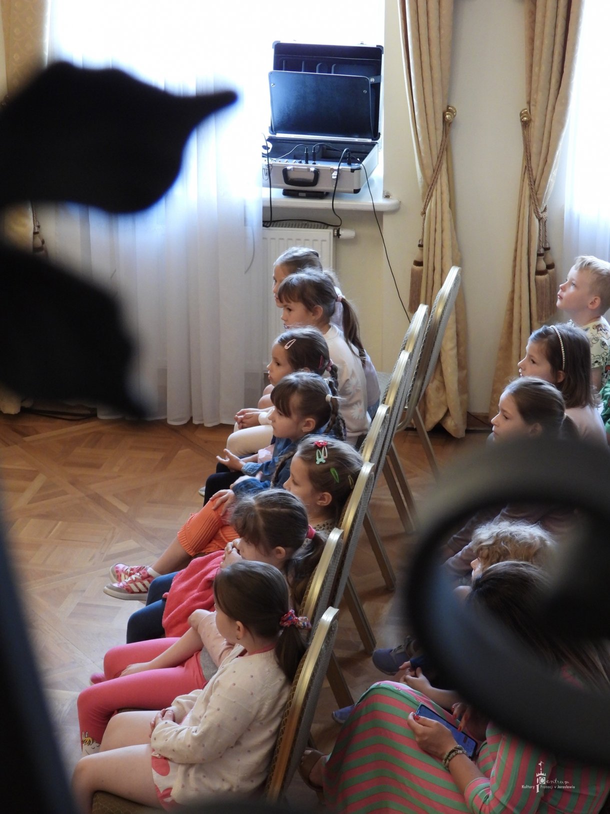 Z radością informujemy, że nasza przestrzeń zyskała nowy instrument oraz pętlę indukcyjną, które pozwolą osobom słabosłyszącym cieszyć się czystym i wyraźnym dźwiękiem podczas naszych koncertów i spektakli. Zakup tych urządzeń był możliwy dzięki wsparciu Ministerstwo Kultury i Dziedzictwa Narodowego w ramach Funduszu Promocji Kultury, realizowanego w projekcie „Siła tonów – zakup doposażenia na cele działalności kulturalnej”. Cieszymy się, że dzięki tym nowinkom kultura staje się bardziej dostępna dla każdego! #siłatonów