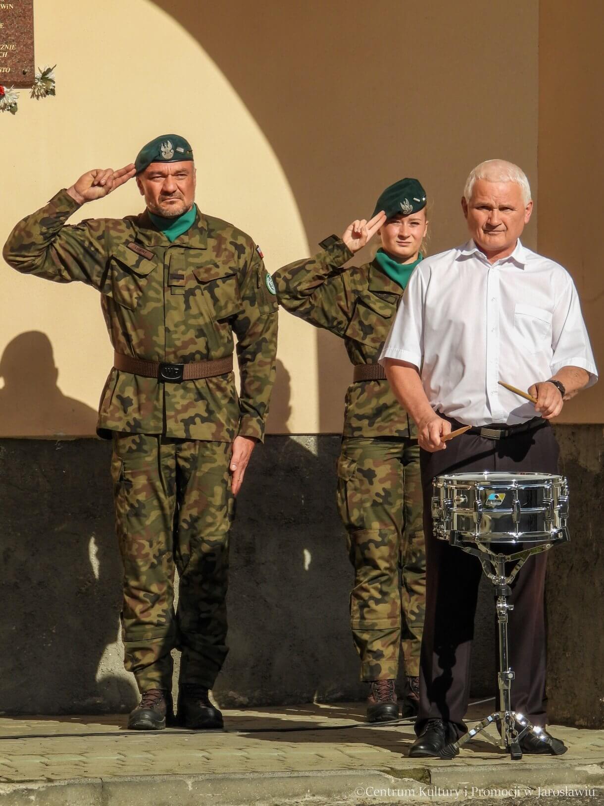 81. rocznica Powstania Warszawskiego - werblista, w tle żołnierze