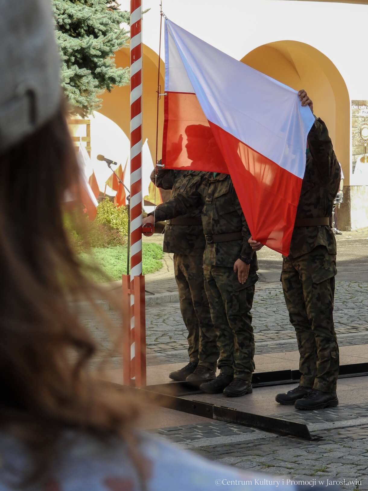 81. rocznica Powstania Warszawskiego - podniesienie flagi państwowej na maszt